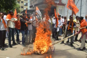 कानपुर में ABVP के कार्यकर्ताओं की पुलिस से झड़प...धक्का-मुक्की, NTA का फूंका पुतला, जिलाधिकारी को ज्ञापन देने जाने से रोकने पर हुए आक्रोशित