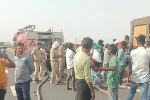 Auraiya News: टायर फटने से डंपर मे लगी आग...ड्राइवर की जिंदा जलने से मौत व क्लीनर घायल, ग्रामीणों ने लगाया जाम