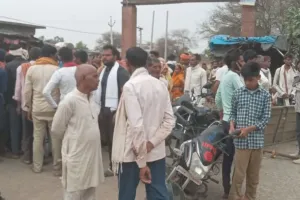 Banda News: 11000 लाइन की चपेट में आने से संविदा लाइनमैन की मौत...गुस्साए परिजनों ने लगाया जाम   