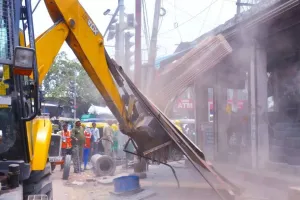 लखनऊ: छावनी बना अकबरनगर, ध्वस्तीकरण अभियान शुरू, इमारतों पर सुबह से चलाने लगा बुलडोजर 