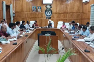 बहराइच: डीएम ने की बड़ी कार्रवाई, सीएमओ समेत 14 अधीक्षक और डीपीएम का रोका वेतन, जानें वजह