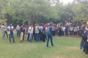 लखनऊ: लेखपाल भर्ती परीक्षा 2021 के अभ्यर्थियों ने राजस्व परिषद मुख्यालय पर किया प्रदर्शन, दे रहें धरना 