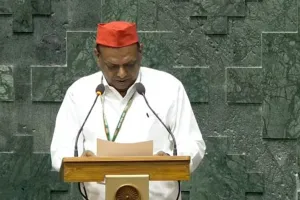 सपा सांसद ने लोकसभा स्पीकर को पत्र लिखकर कहा- संसद से सेंगोल हटाकर लगाएं संविधान की कॉपी  