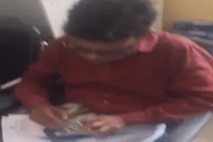 रायबरेली: महराजगंज ब्लॉक में तैनात बड़े बाबू का रुपए गिनते वीडियो वायरल, लगा रिश्वत लेने का आरोप, जानें क्या है सच्चाई 