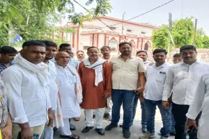 सुलतानपुर: नए शासनादेश के खिलाफ प्रधानों में आक्रोश, पहुंचे कलेक्ट्रेट, भूख हड़ताल की दी चेतावनी 