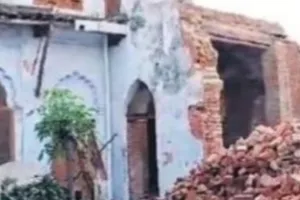 बरेली: फिर तोड़ा जा रहा इमामबाड़ा, रोकने की जगह टहला रही पुलिस