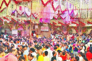 मथुरा: ब्रज के मंदिरों में फूल बंगला बनाने की मची है होड़, 500 साल पहले स्वामी हरिदास ने की थी शुरूआत  