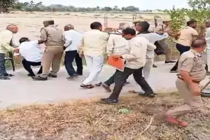 फिरोजाबाद: किसान ने तहसीलदार को जड़ा थप्पड़, राजस्व विभाग की टीम से भी हाथापाई 