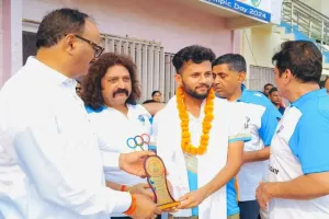 मेरठ के खिलाड़ी आदित्य मकोरवाल को डिप्टी CM ब्रजेश पाठक ने किया सम्मानित