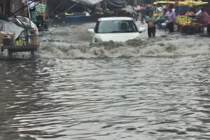 कासगंज: 90 मिनट की झमाझम बारिश से शहर हुआ पानी पानी, खोल दी पालिका के ड्रेनेज व्यवस्था की पोल 