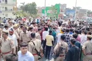 Etawah: किशोरी  को आत्महत्या के लिए उकसाने के आरोपी की गिरफ्तारी न होने से नाराज लोगों ने हाईवे पर जाम लगाया...पुलिस ने खदेड़ा