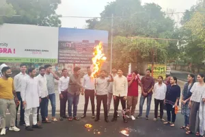 Etawah: यूजीसी-नेट परीक्षा रद्द होने से पीएचडी प्रवेश भी अधर में...ABVP ने NTA का पुतला फूंका, कार्यकर्ता बोले- छात्रों के भविष्य से हो रहा खिलवाड़