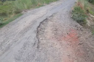 Unnao News: बारिश फिर लाएगी आफत, सड़कें अभी भी खस्ताहाल...वाहन सवार गिरकर होते चुटहिल