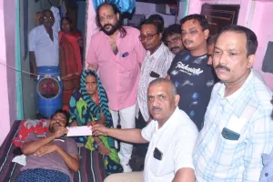 Kanpur: सपा विधायक ने आतंकी हमले में घायल दिनेश की आर्थिक मदद, बोले- BJP न हमले रोक पा रही, न घायल का इलाज करा रही