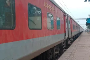 Auraiya: सात घंटे देरी से फरक्का एक्सप्रेस तो आधे घंटे लेट ऊंचाहार एक्सप्रेस पहुंची रेलवे स्टेशन, भीषण गर्मी में यात्री हुए परेशान