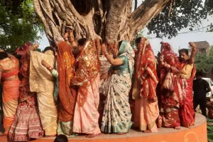 Vat Savitri Vrat 2024: उन्नाव में वट वृक्ष की पूजा कर सुहागिनों ने मांगी पति की लंबी उम्र...सुहागिनों ने विधि विधान से की पूजा अर्चना