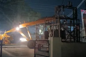 कासगंज: चार दिन बाद बदला गया फूंका हुआ ट्रांसफार्मर, क्षेत्रीय लोगों ने ली राहत की सांस