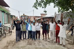 शाहजहांपुर: मानक विहीन सड़क निर्माण पर गुस्साए ग्रामीण, किया प्रदर्शन