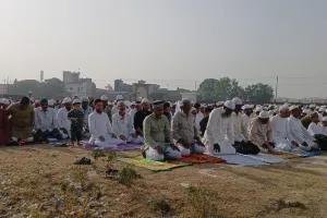 कासगंज: खुदा के सजदे में झुके हजारों सिर, मांगी अमन चैन शांति की दुआ