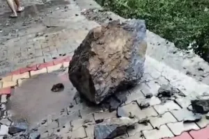 नैनीताल के कृष्णापुर में गिरने लगे बोल्डर , भूस्खलन का बड़ा खतरा, प्रशासन बजा रहा चैन की बंशी
