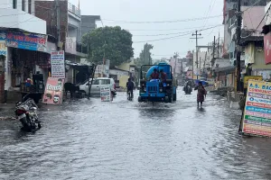 बरेली: कुछ देर की बारिश से 'डूबी स्मार्ट सिटी'! सड़क हैं या तालाब...तस्वीरों में देखिए हाल