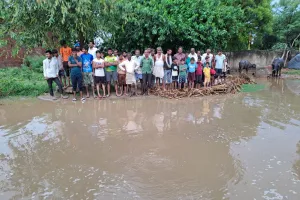 कासगंज: तेज आवाज के साथ फटी धरती, फूट पड़ी पानी की धार...जलमग्न हुआ गांव