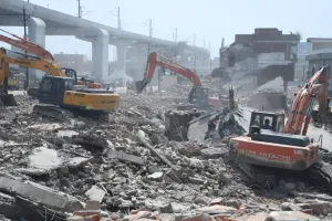 लखनऊ : तालाब पाटकर बने मकानों पर चला बुलडोजर