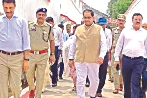 Kanpur: अधिकारियों ने जेल का किया निरीक्षण; बैरक में जाकर बंदियों से की बातचीत, मिल रही सुविधाओं के बारे में ली जानकारी