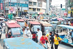 Kanpur: सो रहा आरटीओ, ट्रैफिक नियम रौंद रहे ई-रिक्शे, बीच सड़क पर सवारी उतारते और बिठाते, फैलाते अराजकता