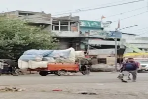 बाराबंकी : हाईवे पर ई-रिक्शा बने जान की आफत, न नियम की परवाह और न कार्रवाई का डर