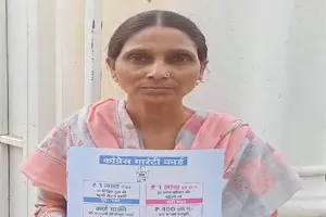 लखनऊ: रुपये लेने कांग्रेस दफ्तर पहुंची महिलायें, गारंटी कार्ड दिखाकर कही यह बात