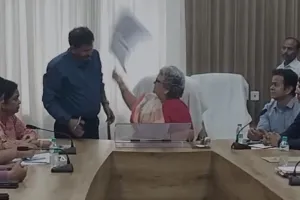 Kanpur: महापौर प्रमिला पांडेय ने अभियंता के दिखाने पर फेंकी फाइल...बाेली- अबकी नाला भरा तो उसी में डूबोगे समझ लेना, देखें- VIDEO