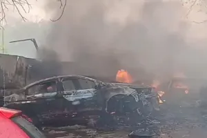 अग्निकांड : कार गैराज में लगी आग: बीएमडब्ल्यू समेत 10 गाड़ियां जलीं