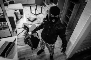  लखनऊ : चोरों ने रिटायर्ड रेलवे कर्मी समेत पांच घरों से सामान किया पार