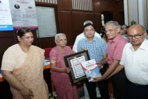 लखनऊ: 100 से अधिक बार रक्तदान कर चुके हैं डॉ. सूर्यकान्त, राज्यपाल ने किया सम्मानित