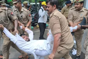 लखनऊ में नीट एग्जाम रद्द करने की मांग,  विधानभवन घेरने जा रहे प्रदर्शनकारियों को पुलिस ने लिया हिरासत में