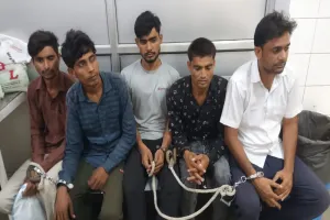 संभल : दांतों से काटा, वर्दी फाड़ी....पुलिस पर लाठी-डंडों से हमला कर गैंगस्टर को छुड़ाया, पांच गिरफ्तार