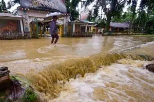 Assam Flood: असम में बाढ़ की स्थिति में आया आंशिक सुधार, अब भी दो लाख से अधिक लोग प्राकृतिक आपदा की वजह से बेहाल 