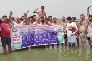 प्रयागराज :  टी-20 क्रिकेट वर्ल्ड कप में पाकिस्तान के खिलाफ भारत की जीत के लिए संगम में की गई पूजा प्रार्थना