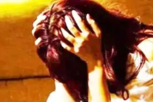 रामपुर: देवर ने मौका पाकर भाभी को बुरी नियत से पकड़ा, शोर मचाने पर लाठी-डंडों से पीटा