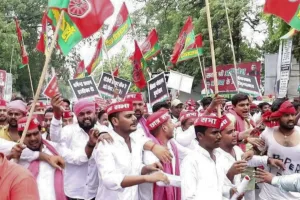 NEET-UGC NET Paper Leak: लखनऊ में समाजवादी छात्र सभा का जोरदार प्रदर्शन, शिक्षा मंत्री धर्मेंद्र प्रधान का मांगा इस्तीफा, पुलिस से हुई झड़प