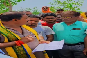 सीतापुर : जमीन नपाई के नाम पर लेखपाल ने लिए 4 हजार तो भाजपा विधायक ने लगाई फटकार 