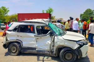 लखीमपुर खीरी में बड़ा हादसा: नेशनल हाइवे पर कार डिवाइडर तोड़ कंटेनर से टकराई... मां, उसके दो बेटों की मौत