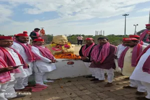 सैफई पहुंच मुलायम के अंत्येष्टि स्थल पर किया पुष्प अर्पित 
