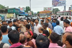 बदायूं: स्कूल में जलभराव तो बच्चों ने राजमार्ग पर लगाया जाम, नगर पालिका ने समस्या दूर करने का दिया आश्वासन