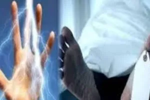 लखीमपुर खीरी: पंखे का तार लगाते समय करंट लगने से युवक की मौत, परिजनों ने पोस्टमार्टम कराने से किया इनकार, प्रशासन के समझाने पर माने