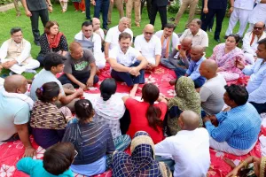 राहुल गांधी ने हाथरस में भगदड़ की घटना को बताया दुखद, मृतकों के परिजनों से की मुलाकात 