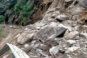 अल्मोड़ा: जिलेभर में भारी बारिश से जनजीवन पटरी से उतरा, एक स्टेट हाइवे व 6 ग्रामीण सड़कें बाधित