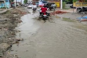 अयोध्या: पहली बरसात ने ही खोल दी नगर पंचायत खिरौनी की पोल, तालाब बनीं सड़कें 