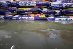 बहराइच: बारिश बनी मुसीबत, गोदाम में पानी भरने से लाखों का नुकसान